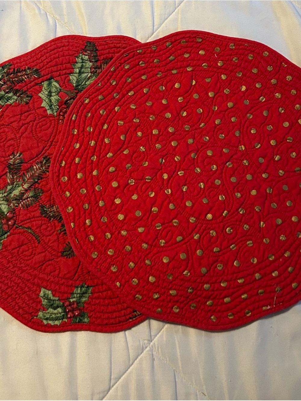 Set of 4 Christmas Quilted Placemats Red Holly Berry Pine Reversible Gold Dot